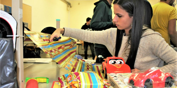 Alguns dos estudantes voluntários a preparar o Natal de 2017