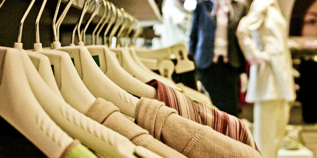 compras shopping roupa cabide