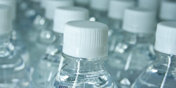 garrafa de agua plastico