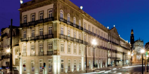 Hotéis IHG do Porto adotam medida antipoluição e acabam com as palhinhas de plástico A «Plastic Straw Initiative», medida adotada pelo Crowne Plaza Porto e InterContinental Porto – Palácio das Cardosas, representa a posição dos hotéis contra a utilização única das palhinhas de plástico e um esforço para evitar os seus efeitos nocivos sobre a saúde, o meio ambiente e os oceanos. Com o objetivo de contribuir para a sustentabilidade do nosso planeta, os hotéis Crowne Plaza Porto e InterContinental Porto – Palácio das Cardosas extinguiram a utilização de palhinhas de plástico em todos os seus serviços. Este artigo não reciclável e de alto consumo acaba muitas vezes por ser depositado nos oceanos provocando a morte de cerca de 100.000 animais marinhos no espaço de um ano. Nos dois hotéis da Invicta, todo o stock de palhinhas de plástico foi eliminado e agora substituído por palhinhas ecológicas, feitas de papel reciclado. Uma solução sustentável, 100% biodegradável e amiga do ambiente. Ainda assim, para evitar a utilização desnecessária deste artigo, o Crowne Plaza Porto e o InterContinental Porto - Palácio das Cardosas definiram algumas medidas internas, como não colocar automaticamente palhinhas (ainda que ecológicas) nas bebidas, a não ser que o cliente solicite ou quando a sua utilização é estritamente necessária, como nos Cocktails ou Milkshakes. Nas palavras de Vincent Poulingue, Diretor Geral dos dois hotéis IHG do Porto, “esta é uma medida que pretende, acima de tudo, conservar o meio ambiente. O plástico não é um material biodegradável e as palhinhas são muitas vezes utilizadas apenas como elemento decorativo. Nós queremos alterar essa política e, para as ocasiões em que realmente são essenciais, temos disponíveis as palhinhas ecológicas. Além disso, este posicionamento é um reflexo da política sustentável da marca IHG – InterContinental Hotels Group. Vamos sempre tentar explorar novas oportunidades para reduzir o impacto ambiental, com alternativas biodegradáveis e ecológicas nos nossos serviços”. Este posicionamento será sempre comunicado aos clientes dos dois hotéis do Porto, com o objetivo de fomentar a importância do tema na indústria e de os sensibilizar para as causas nocivas da utilização das palhinhas de plástico na nossa saúde, no meio ambiente e nos oceanos, onde cerca de 90% de todos os detritos encontrados são feitos de plástico. Além disso, uma palhinha demora, em média, 400 anos para ser absorvida pela natureza. Recordamos que no passado dia 03 de fevereiro foi assinalado, pela primeira vez, o Dia Internacional Sem Palhinha em mais de 20 países. Existem ainda várias hashtags associadas ao movimento e que começam a ser adotadas nas redes sociais, como #palhinhazero, #thelaststraw ou #refusethestraw.