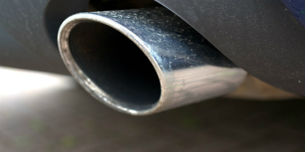 tubo de escape gases emissoes