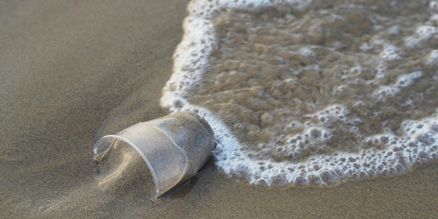 plastico praia