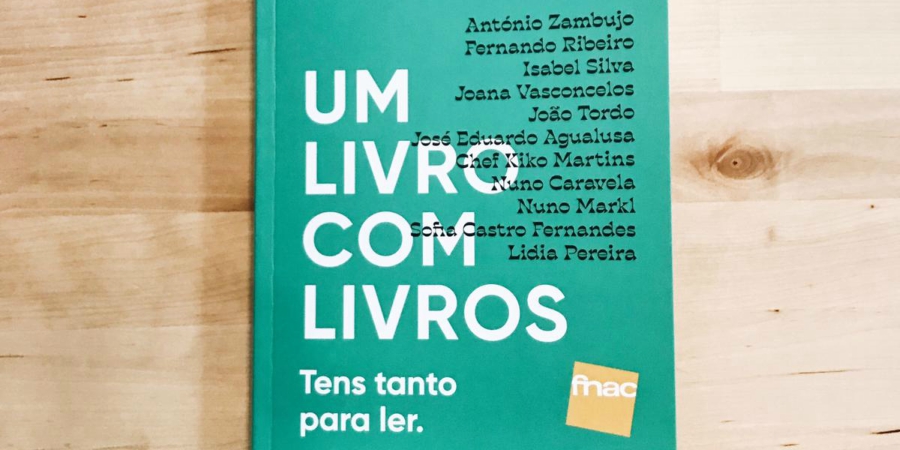 um livro com livros fnac