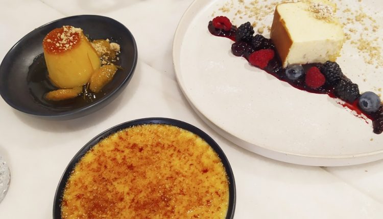 Creme queimado de maracujá, bolo de queijo e frutos vermelhos e pudim de mel e laranja (2)