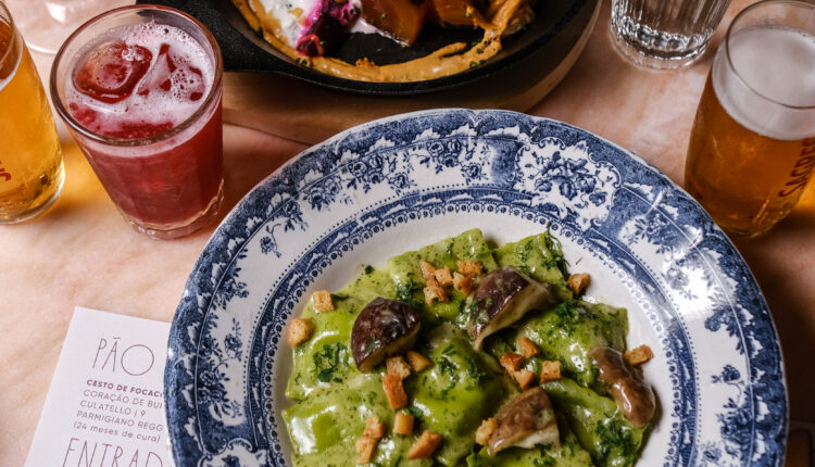 Verduras na grelha e ravioli verde