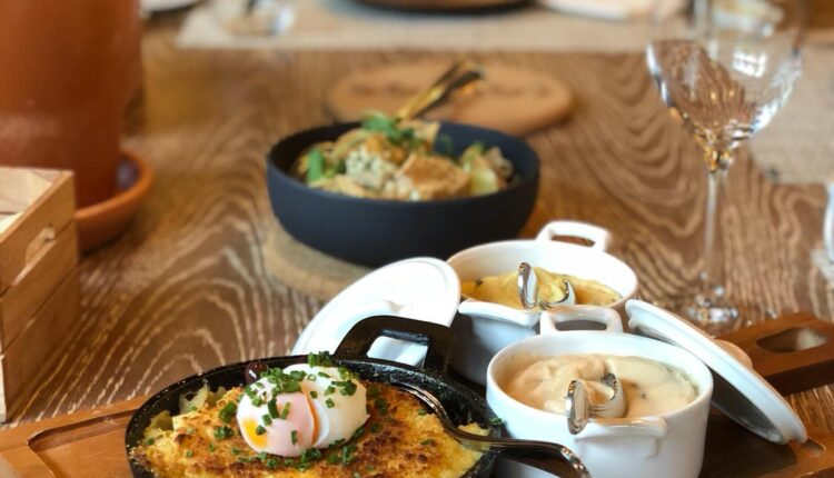 Lascas de bacalhau, puré de grão de bico, ovo a baixa temperatura