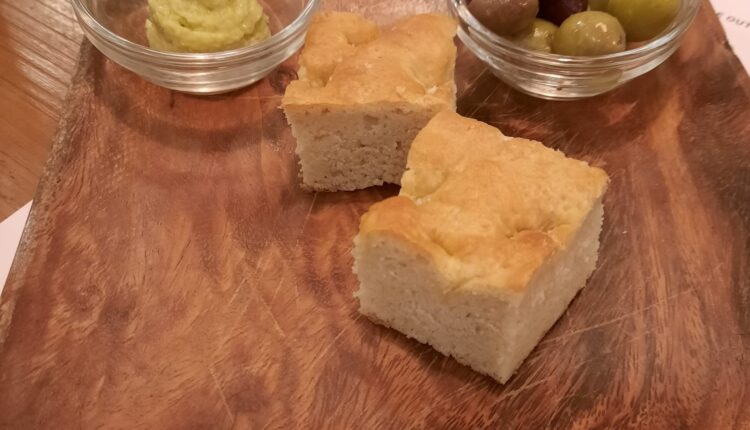 Foccacia com azeitas e pasta de alho francês