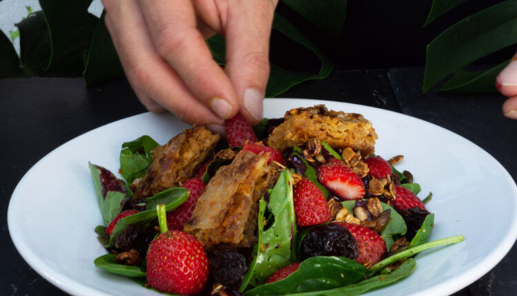 Salada de espinafres e coulis de frutos vermelhos