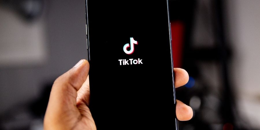 Utilizadores passam quase 34 horas por mês no TikTok