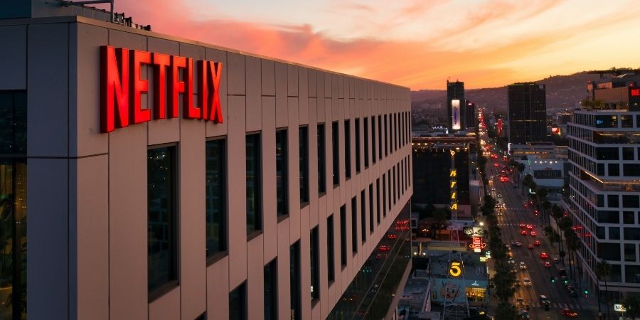 Netflix e a Comcast NBCUniversal doam 10 milhões de dólares para combate aos incêndios e recuperação de Los Angeles