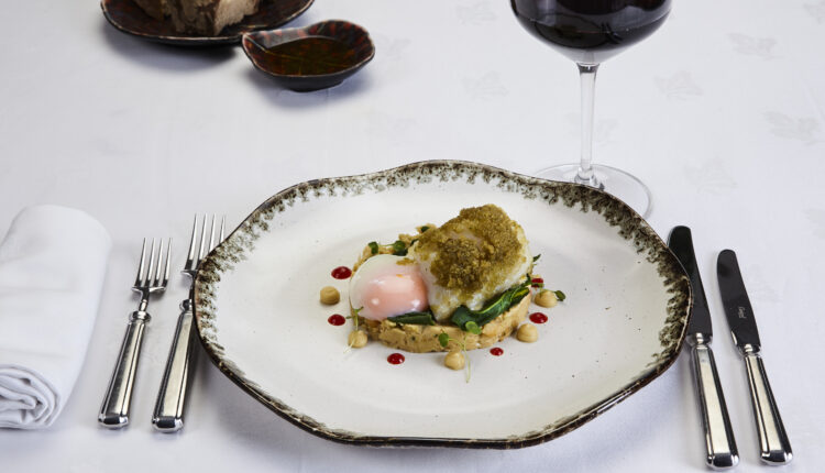 Bacalhau com broa, grão de bico em diferentes texturas, compota de  pimentos e ovo a baixa temperatura 01