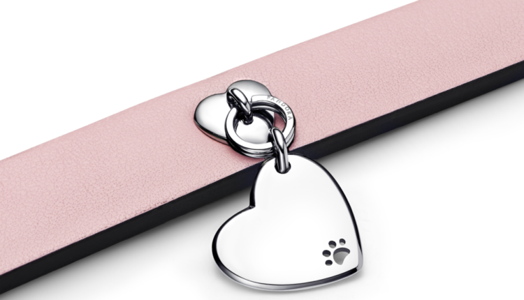 Coleira Pandora Pink em aço inoxidável e tecido à base de plantas_79 euros_312262C02_V2 + Chapa de identificação para coleira Pandora Engravable Heart Pet em aço inoxidável_29 euros_RGB