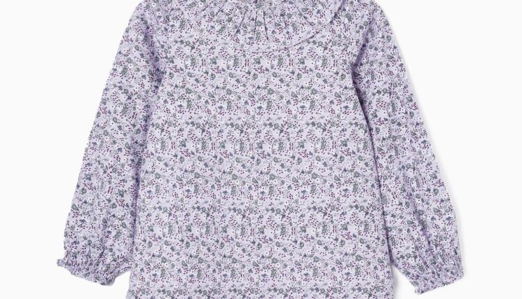 Blusa lilás com padrão floral, 100% em algodão, com forro. Folhos na gola e elástico nos pulsos para maior ajuste. -17.99