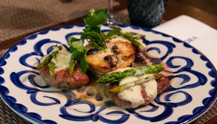 Foto D – Escalopes com Espargos e gratin de Batata na nova Carta do La Squadra