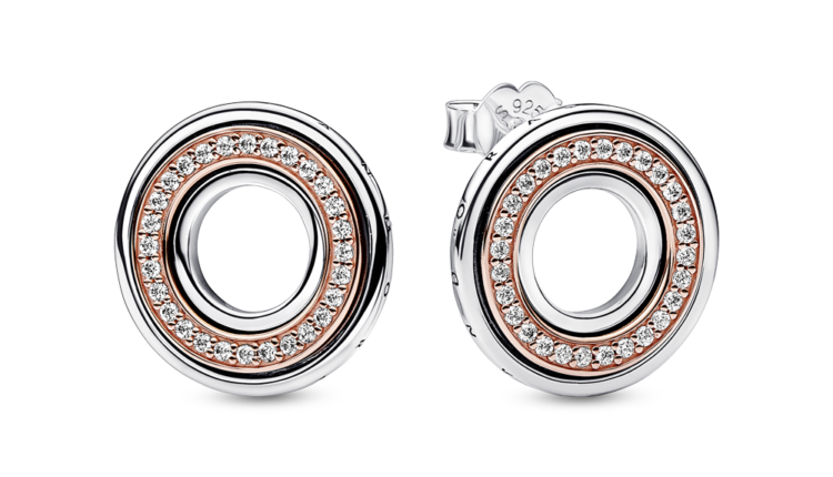 Brincos Pandora Signature Two-tone Logo & Pavé Stud Earrings em prata 925, liga com revestimento ouro rosa 14k e zirconias, 79euros_282780C01