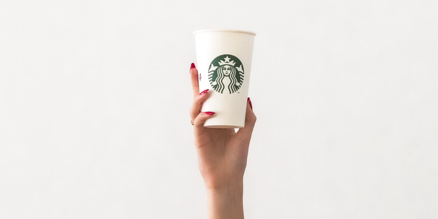 Starbucks substitui copos de plástico por compostáveis e gera debate entre consumidores