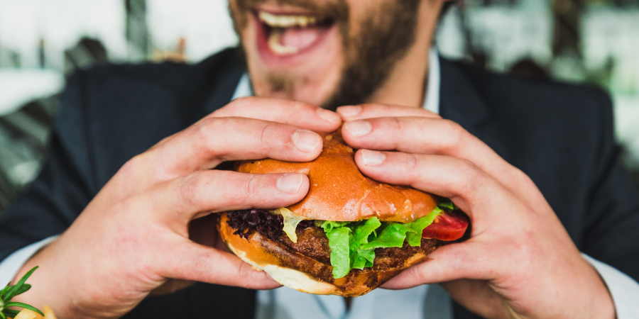 Jantar antes ou depois das 20h pode influenciar a sua longevidade: saiba qual é o horário mais recomendado