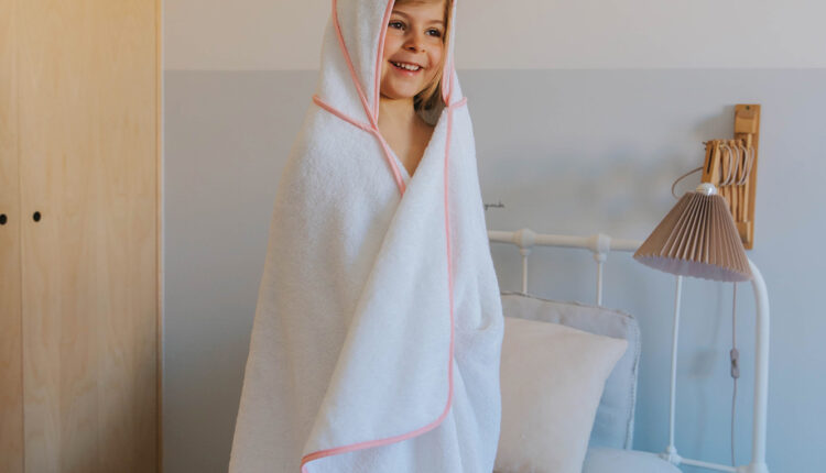 torres-novas-mira-hooded-bath-towel-model-baby-pink-1