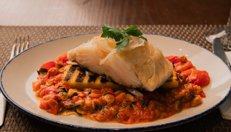 No La Squadra Lombo de bacalhau à Napolitana com molho de tomate rústico e polenta de ervas aromáticas