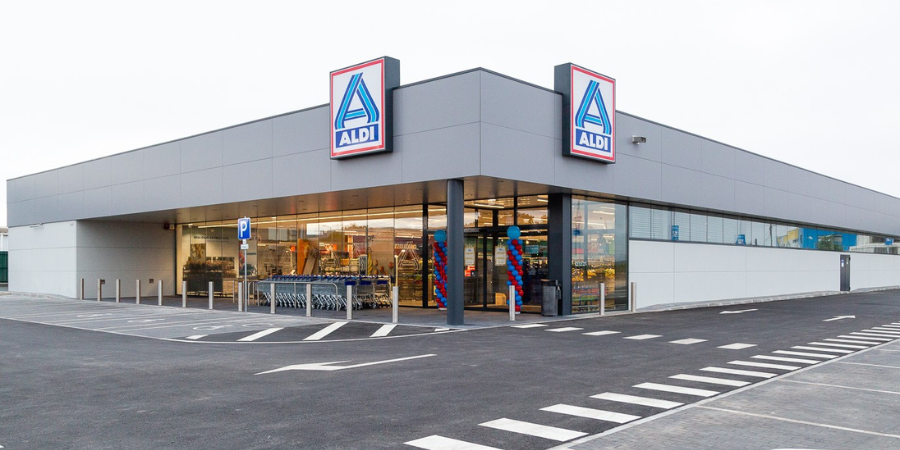 12 camiões de mercadoria do Aldi a caminho de…