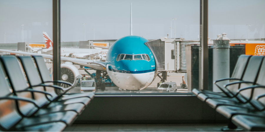 Viajantes olham para a publicidade nos aeroportos como impactante e de prestígio