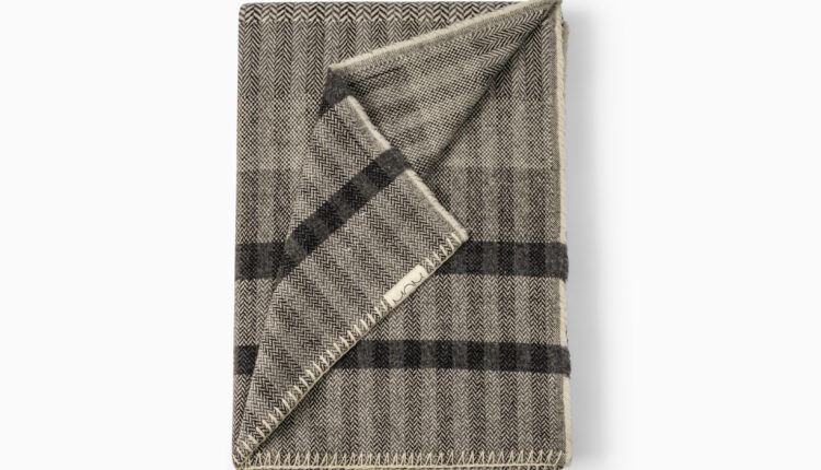 Manta CRAG blanket, em lã, Eduardo Aires para MOR Design – 380 euros