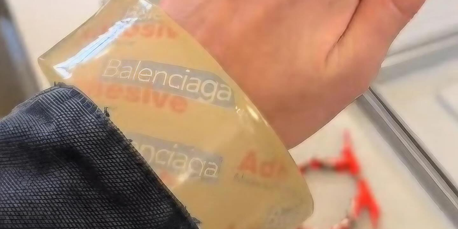 Novo acessório de luxo da Balenciaga é um rolo de fita-cola