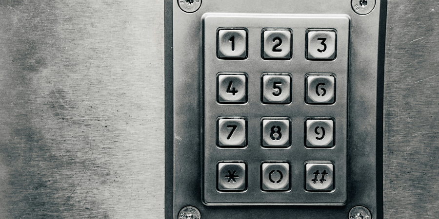 Conheça os 10 piores códigos PIN para ter no telemóvel ou no banco