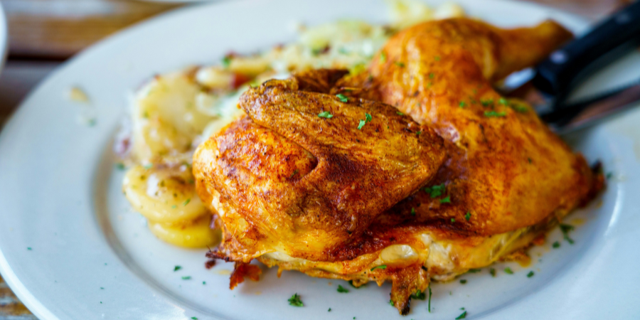 O frango assado que nunca subiu de preço é o segredo do lucro deste supermercado