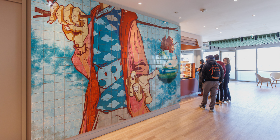 Galp junta arte urbana e os azulejos da Viúva Lamego na nova sede