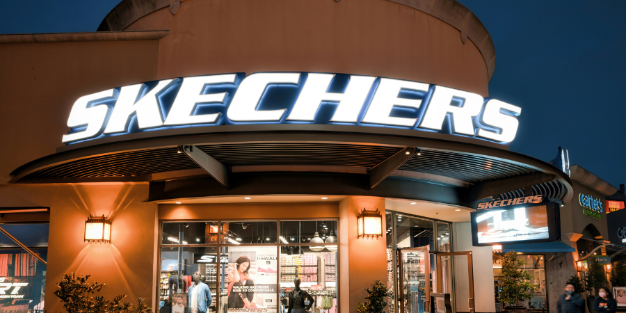 Não é preciso usar as mãos para calçar as novas sandálias da Skechers