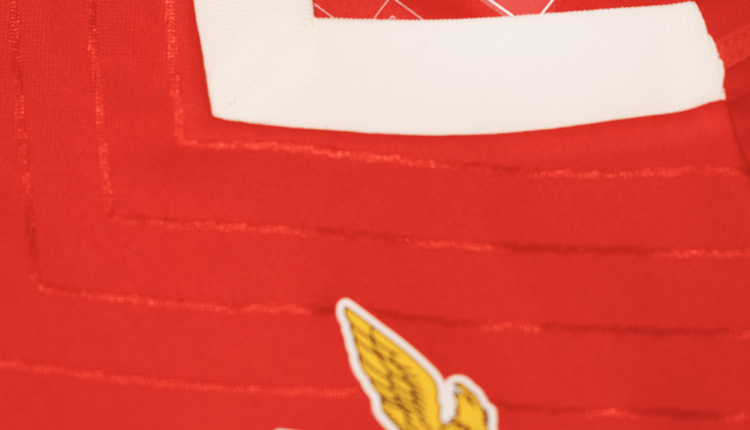 Jersey Benfica Equipa Feminina_logo 50 anos Dia da Mulher 1