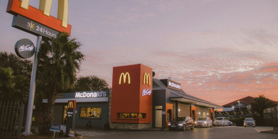 232 euros em nuggets: McDonald’s interrompe testes com IA nos drive-thrus após falhas em pedidos básicos