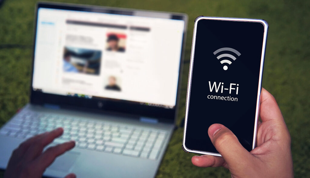 Sabia que o simples gesto de desligar o WiFi do seu telemóvel ao sair de casa pode salvá-lo de um ataque cibernético?
