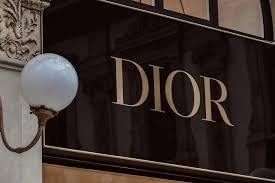 Dior e Armani investigadas por condições de trabalho ilegais