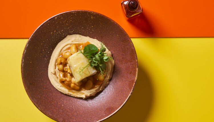 Bacalhau com óleo de enchidos e feijoada de sames e línguas do mesmo