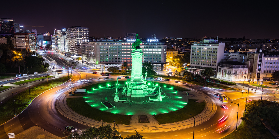 O Marquês de Pombal está iluminado de verde. Sabe porquê?