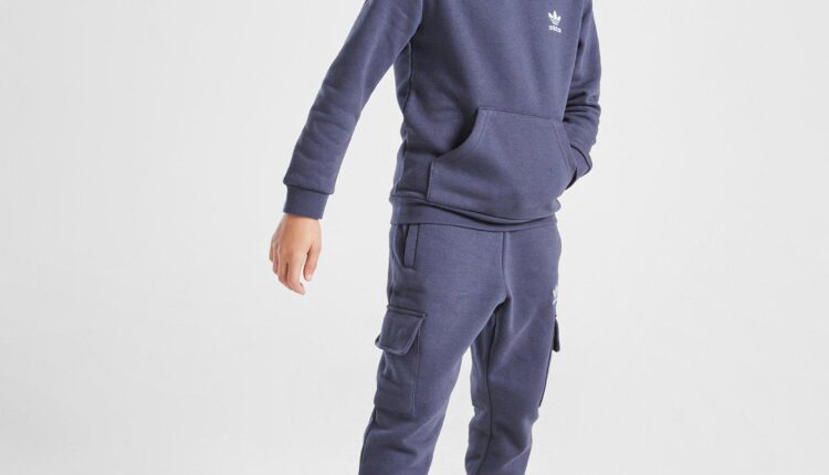 adidas Originals Trefoil Essential Cargo Hooded Tracksuit Children – 65 euros (JD)