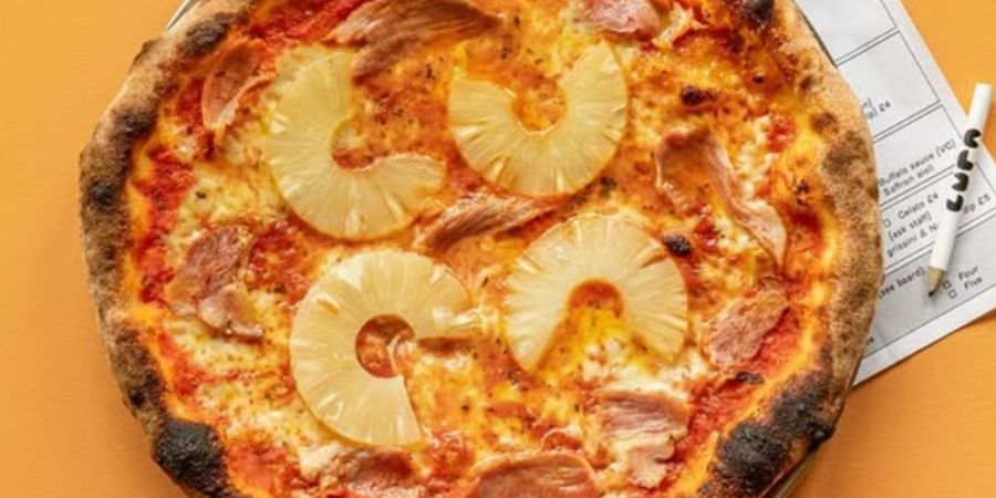 Uma fatia de controvérsia: Pizzaria aceita vender pizza com ananás mas cobra mais de 100 euros