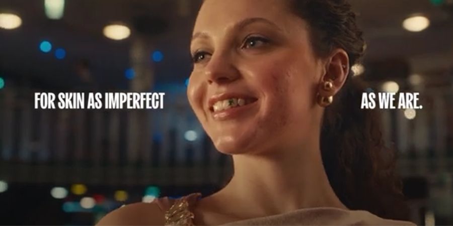 Marca italiana celebra as imperfeições da pele em campanha “perfeitamente imperfeita”