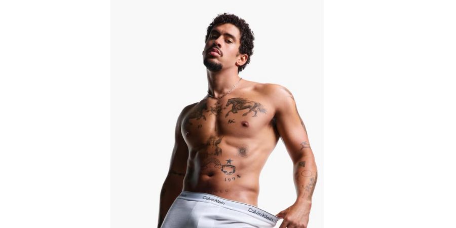 Bad Bunny mostra (quase) tudo em campanha de primavera da Calvin Klein