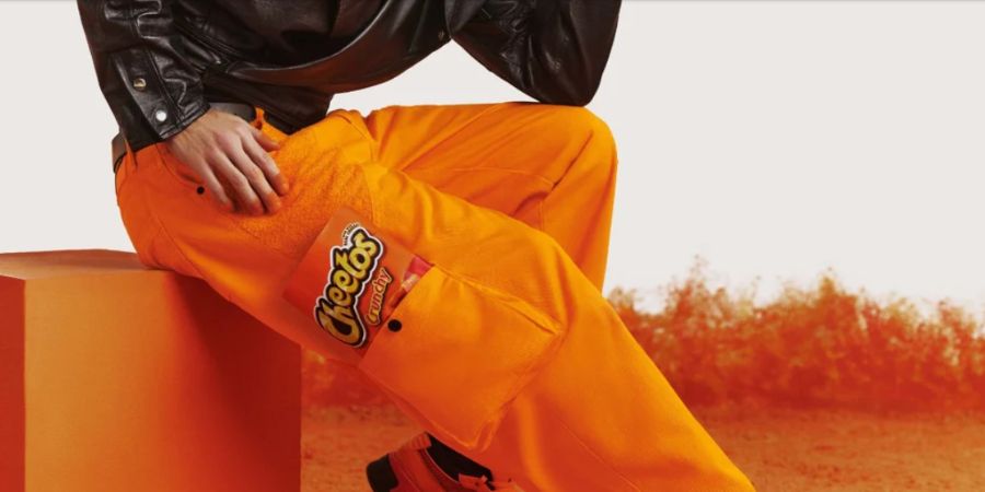 Cheetos lança calças que parecem sempre limpas (e convida-o a limpar as mãos sujas nelas)