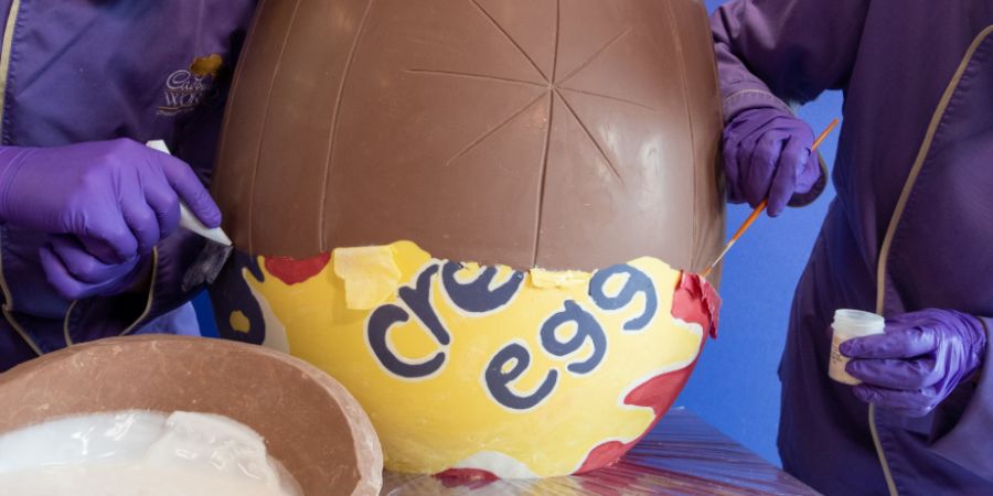 Cadbury cria o maior ovo recheado do mundo (com 45 quilos) para celebrar a Páscoa