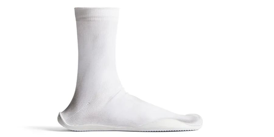 Balenciaga desafia convenções com novo modelo “barefoot” (em que parece mesmo que está descalço)