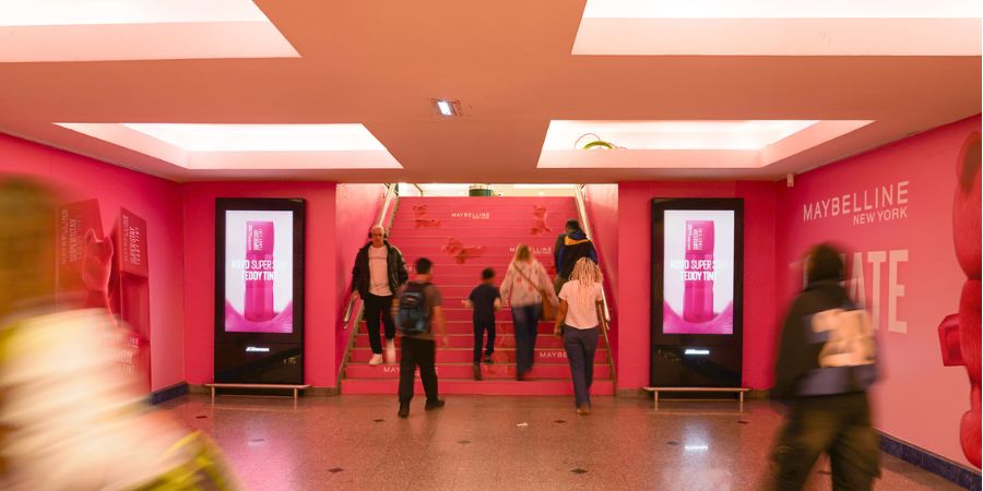 Maybelline New York transforma túnel do Colombo com campanha imersiva assinada pela JCDecaux e Publicis