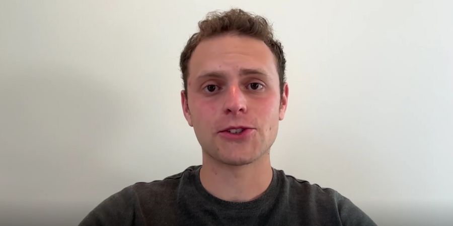 Aaron Parnas: O homem que dá notícias aos jovens da Geração Z e Alpha através do TikTok