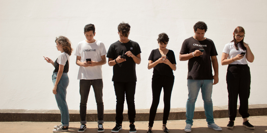 “Nós recebemos as notícias, não as procuramos”: Estarão os jovens mal informados por causa das redes sociais?