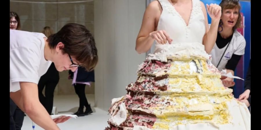 Este vestido de noiva feito de bolo (sim, leu bem) pesa 131 kg e entrou para o Guiness