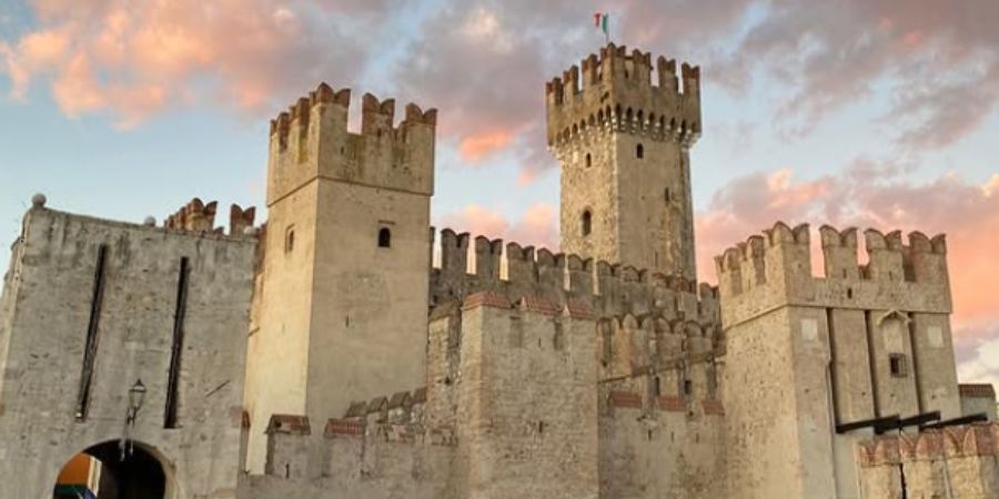 Esta vila italiana com 8 mil habitantes está em risco de colapsar. Recebeu 75 mil turistas num fim de semana
